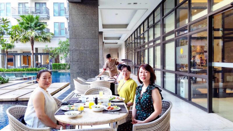 フィリピン　ミンダナオ島マラナオ族　大型筒状衣　malong a landep News】ミンダナオのルマド学校のボランティア教師、人権活動家に与え